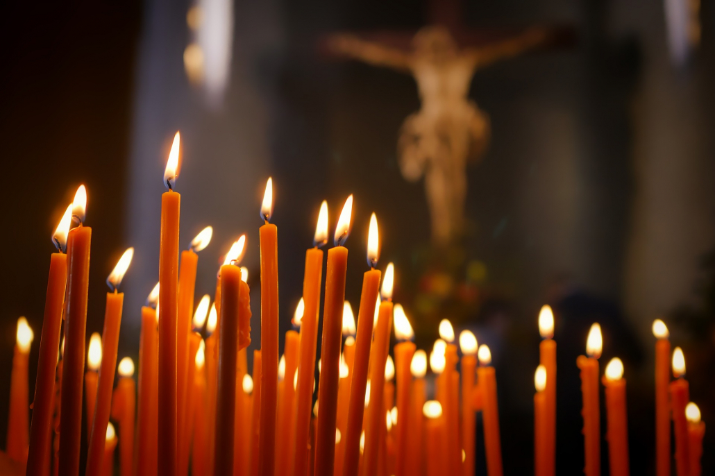 Kerzen in einer Kirche